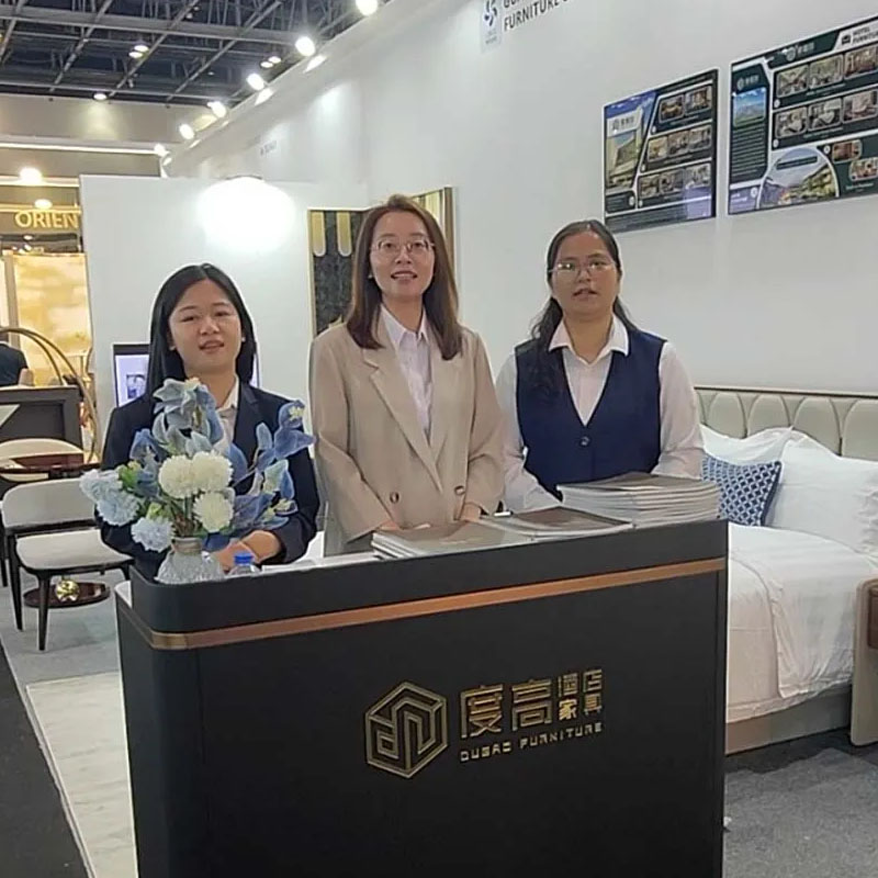 ក្រុមពាណិជ្ជកម្មបរទេសបានយករូបថតជាក្រុមក្នុងដំណើរពិព័រណ៍ពិព័រណ៍របស់ពួកគេទៅកាន់ទីក្រុងឌូបៃ។