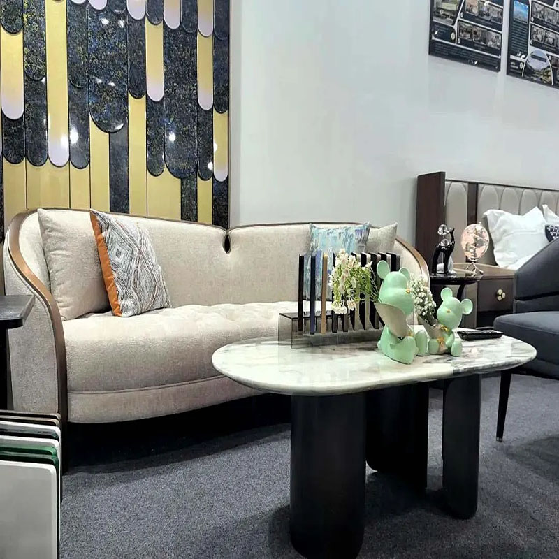 តំបន់បង្ហាញគ្រឿងសង្ហារិមបន្ទប់ទទួលភ្ញៀវបន្ទប់លក់គ្រឿងសង្ហារឹមអេចអេចភីនៅឯពិព័រណ៍ឌូបៃ។