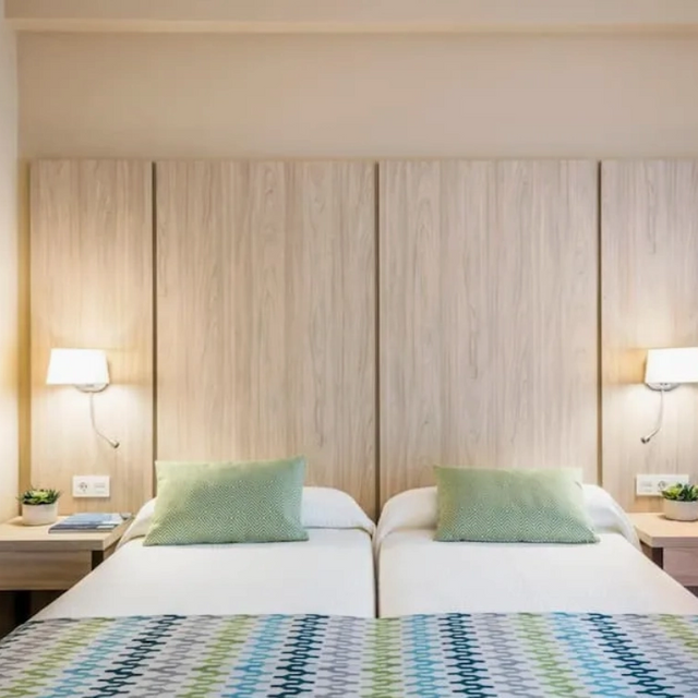 គ្រឿងសង្ហារឹមបន្ទប់គេងឈើដែលមានទំហំប៉ុនស្តេចដែលមានបន្ទប់គេងដោយស្ទីលម៉ូដែលសណ្ឋាគារ