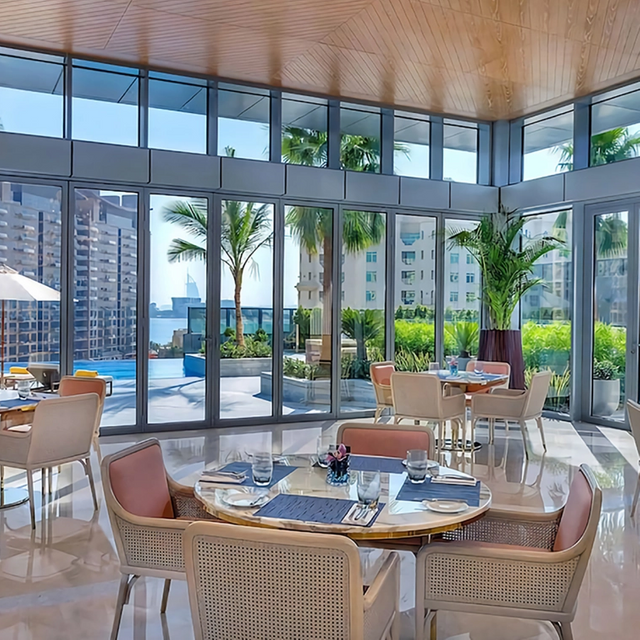 កៅអីតុបរិភោគគ្រឿងសង្ហារិមរបស់សណ្ឋាគារ